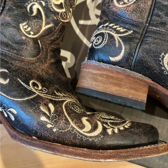 Women's Embroidered Ariat Western Boots - Picture 4 of 16